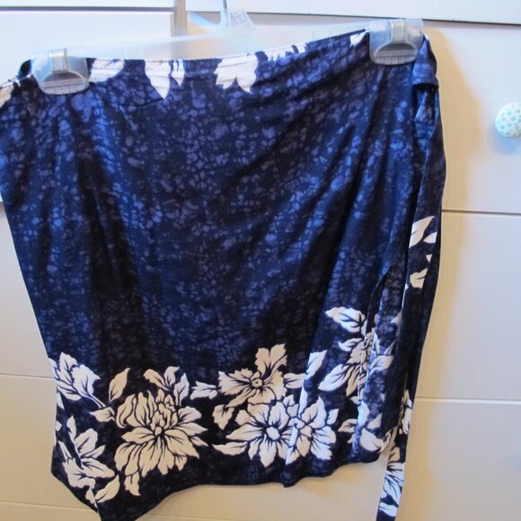 Mamu Hawaiian Wrap A Round Mini Skirt. size medium. blue and white - Picture 3 of 6